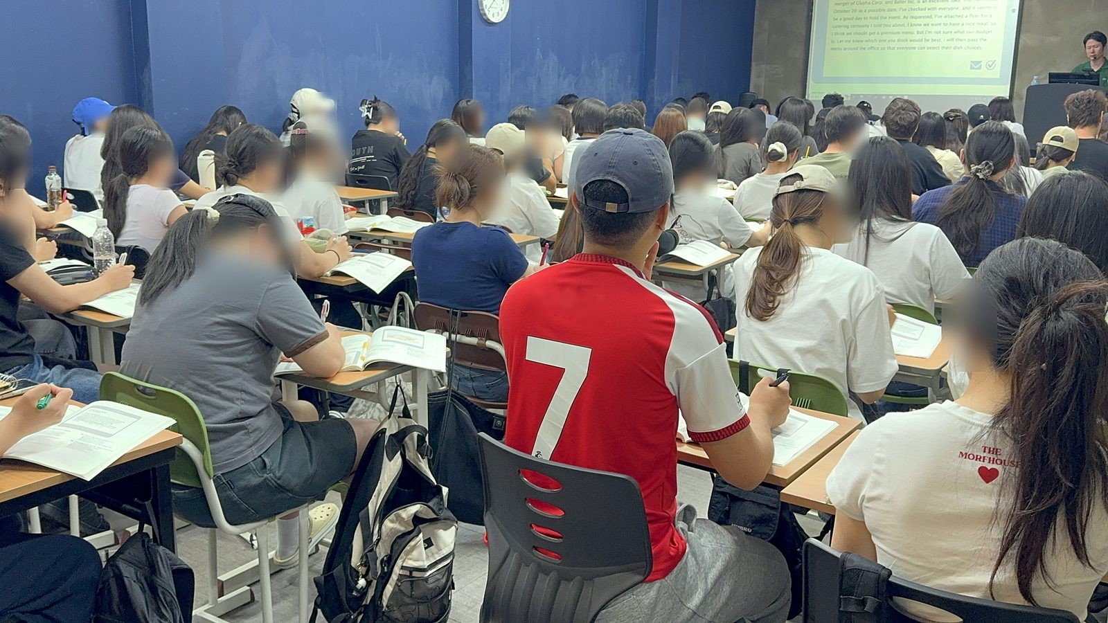 학생들로 가득 찬 토익 수업