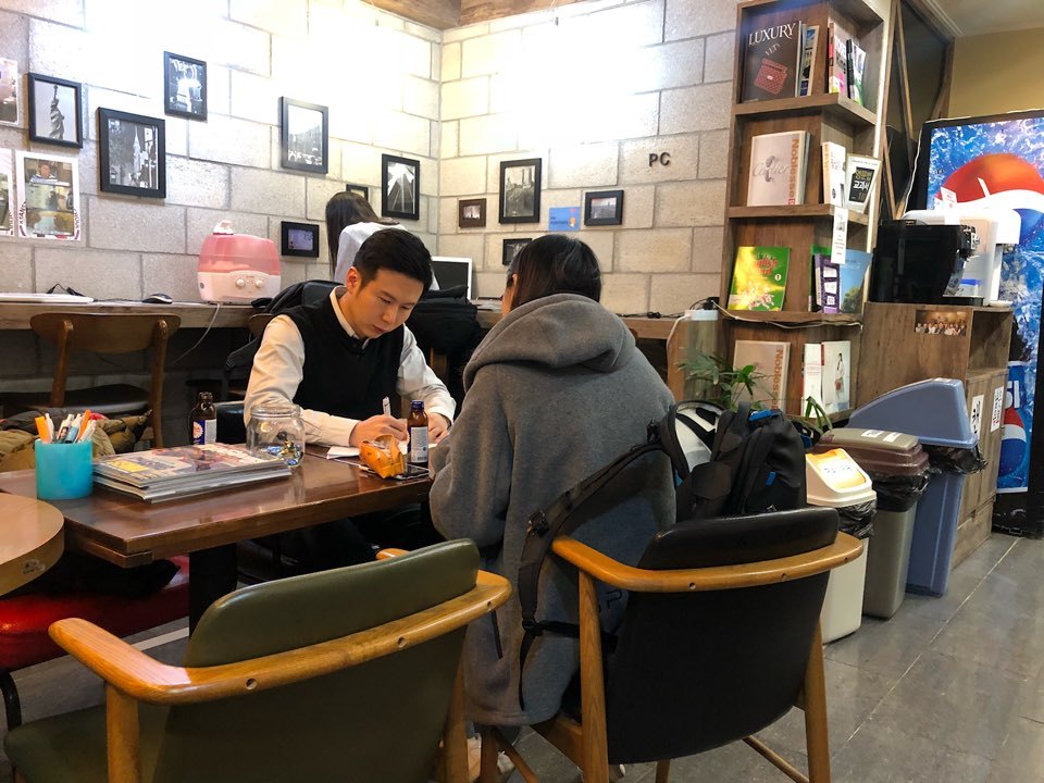 수강생과 마주 앉아 1:1로 짚어 주는 라쌤