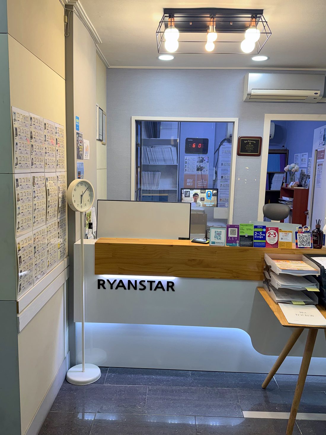 RYANSTAR 로고가 있는 5층 안내 데스크