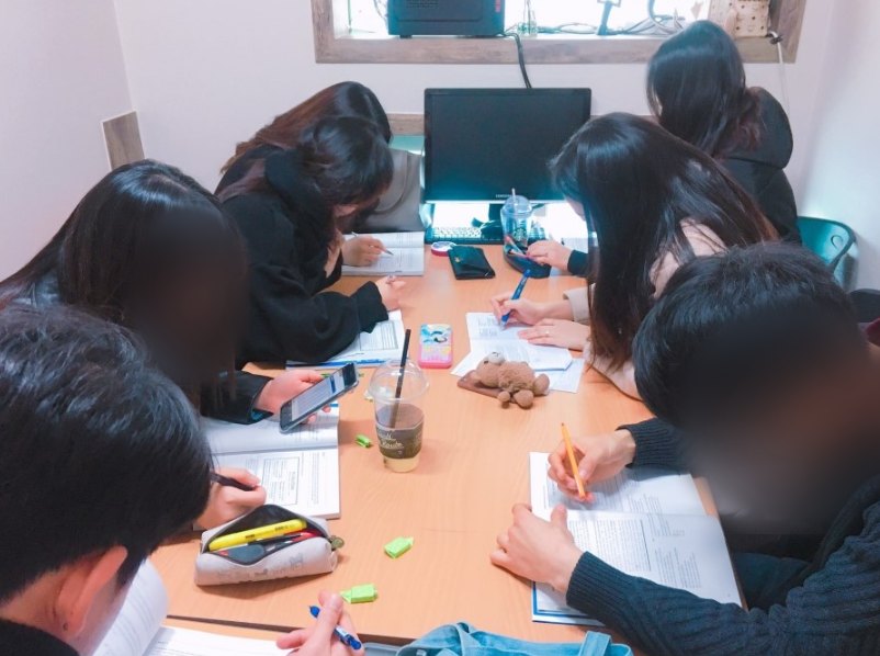 테이블에 모여 문제를 푸는 수강생들