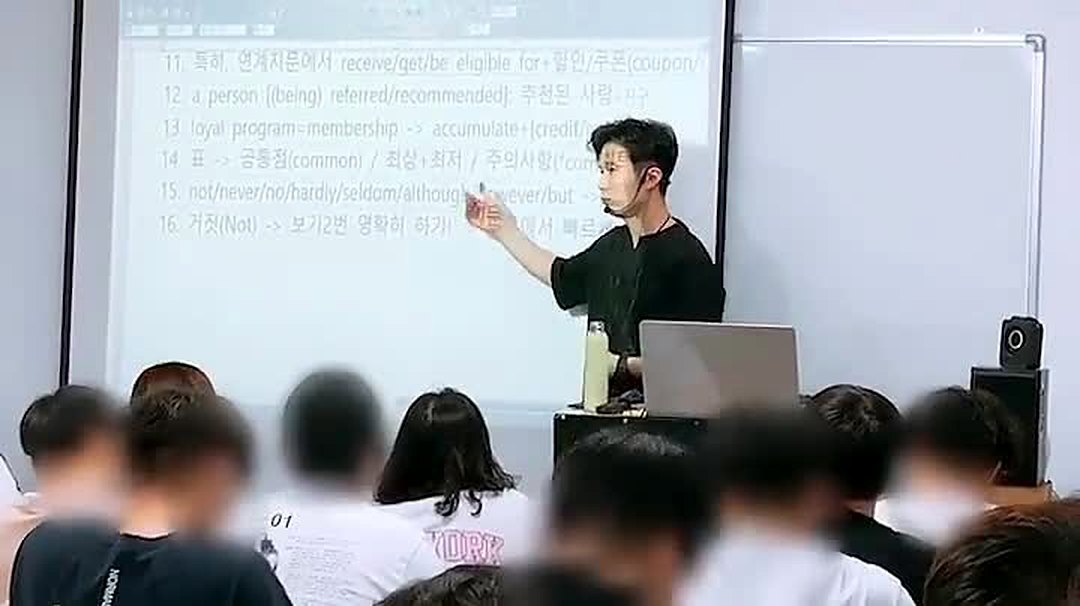 판서하며 설명하는 라쌤